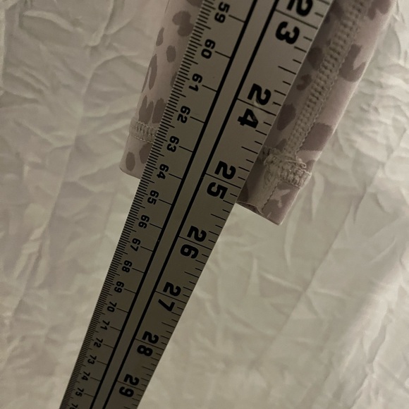 All Fenix Leggings Light Gray Stone
Cheetah Print 7/8 Compression Legging 🌵xs - Picture 3 of 9